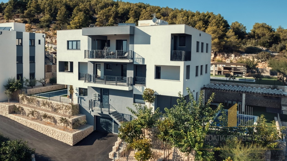 Geräumiges Luxusapartment mit Pool und Garten - Šibenik!