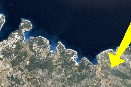 Atraktivno zemljišče z razgledom na morje v turistični coni na otoku Hvar!