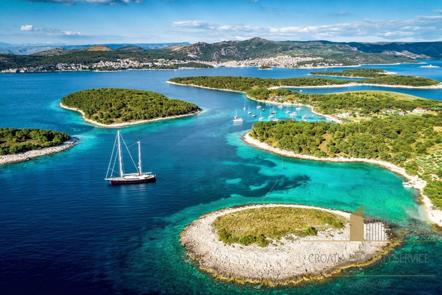 Attraktives Grundstück mit Meerblick in der Touristenzone auf der Insel Hvar!