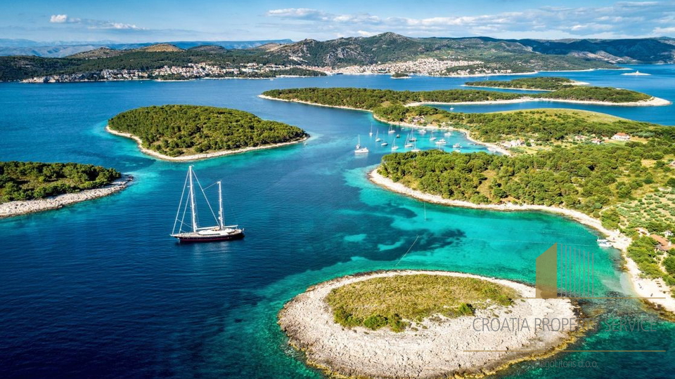 Attractive land with sea view in the tourist zone on the island of Hvar!