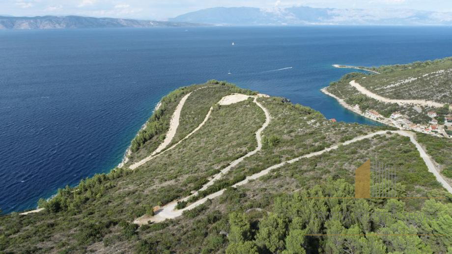 Agricultural land, first row by the sea on the island of Hvar!