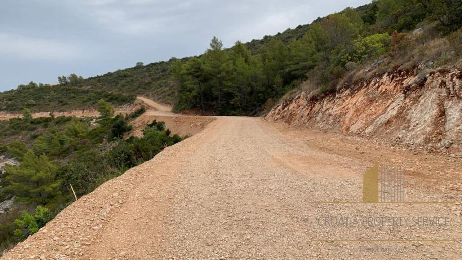 Agricultural land, first row by the sea on the island of Hvar!