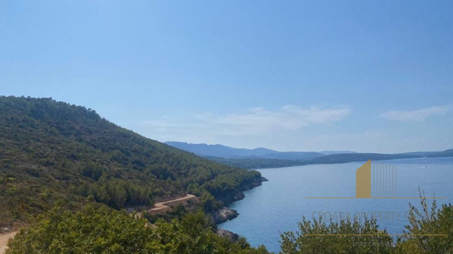 Agricultural land, first row by the sea on the island of Hvar!