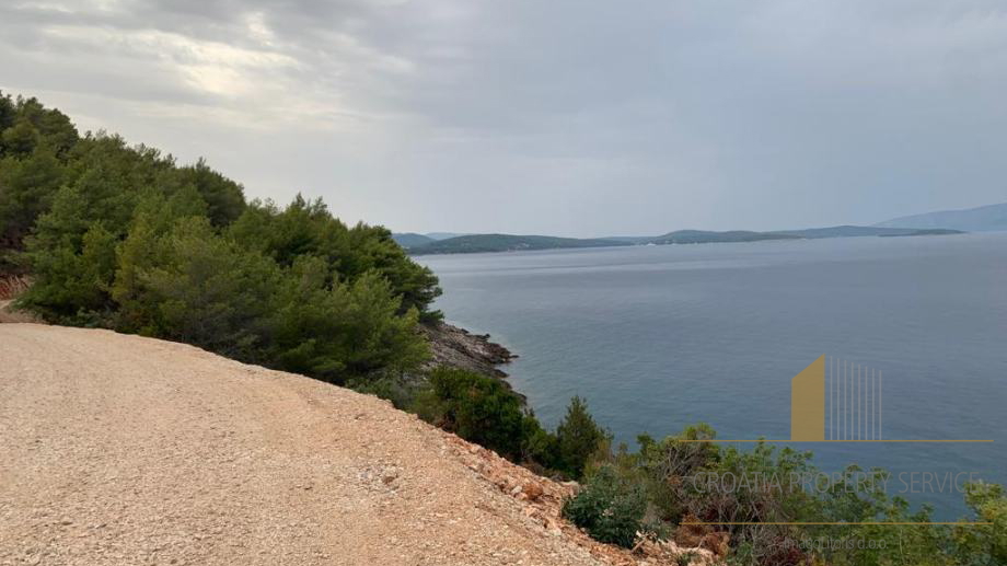 Agricultural land, first row by the sea on the island of Hvar!