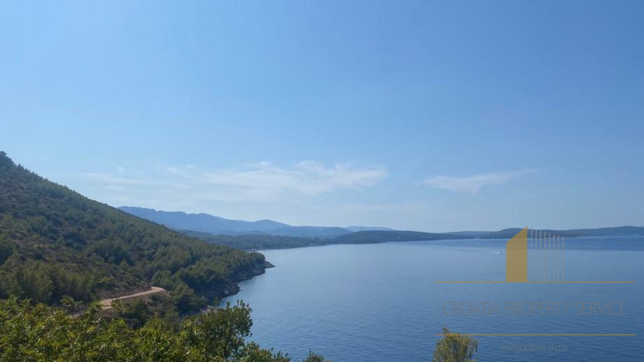 Agricultural land, first row by the sea on the island of Hvar!