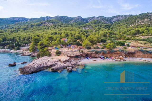 Atraktivno poljoprivredno zemljište s otvorenim pogledom na more - otok Hvar!