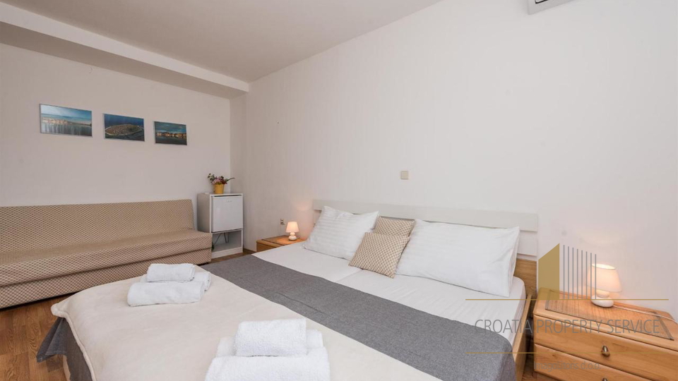 Gut etablierte Pension in attraktiver Lage, erste Reihe am Meer in Sukošan!