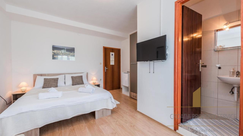 Gut etablierte Pension in attraktiver Lage, erste Reihe am Meer in Sukošan!