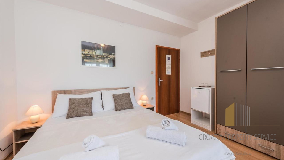 Gut etablierte Pension in attraktiver Lage, erste Reihe am Meer in Sukošan!