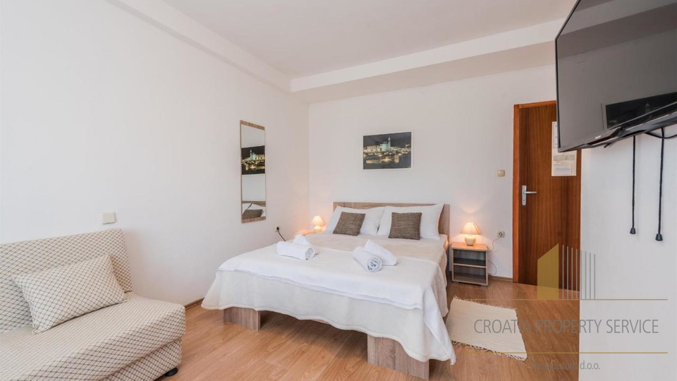 Gut etablierte Pension in attraktiver Lage, erste Reihe am Meer in Sukošan!