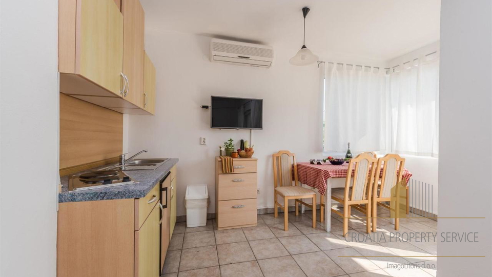 Gut etablierte Pension in attraktiver Lage, erste Reihe am Meer in Sukošan!