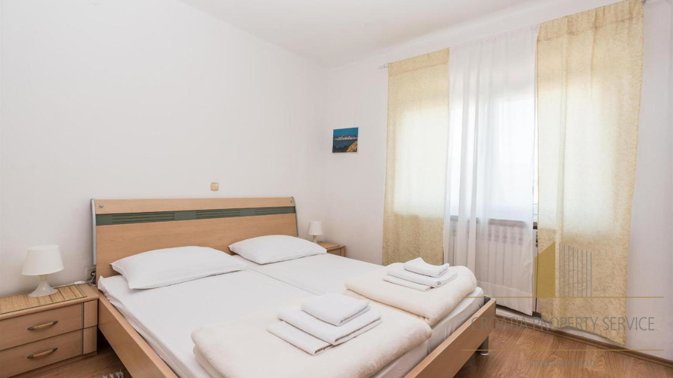Gut etablierte Pension in attraktiver Lage, erste Reihe am Meer in Sukošan!