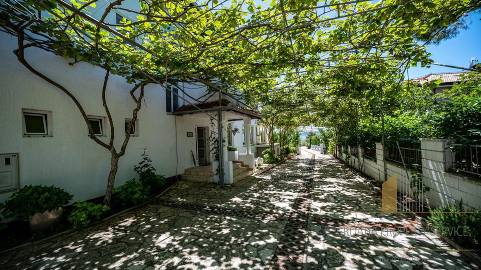 Gut etablierte Pension in attraktiver Lage, erste Reihe am Meer in Sukošan!