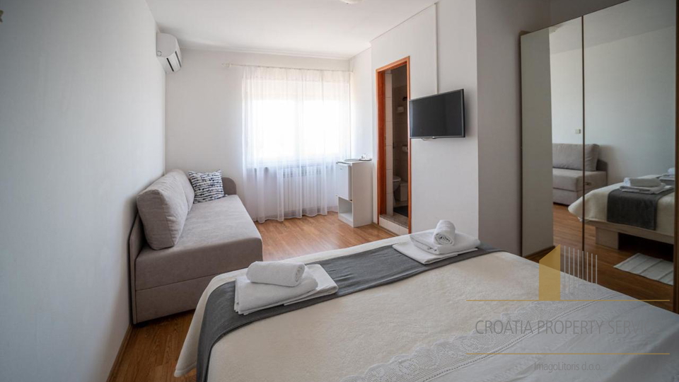 Gut etablierte Pension in attraktiver Lage, erste Reihe am Meer in Sukošan!