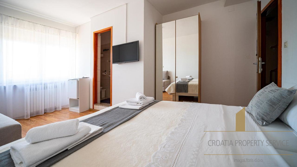 Gut etablierte Pension in attraktiver Lage, erste Reihe am Meer in Sukošan!