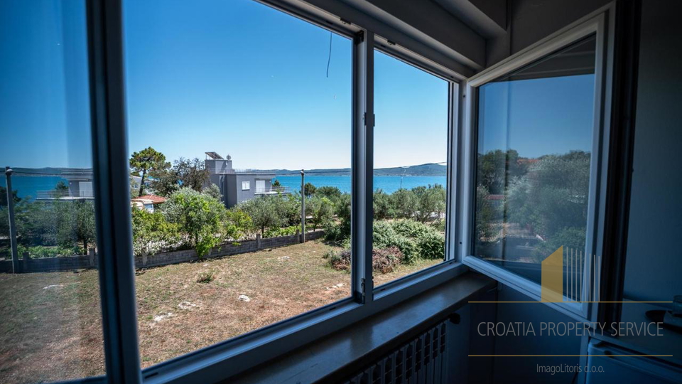 Gut etablierte Pension in attraktiver Lage, erste Reihe am Meer in Sukošan!