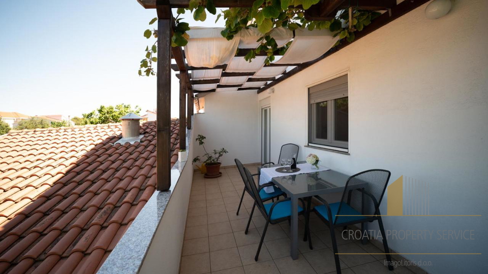 Gut etablierte Pension in attraktiver Lage, erste Reihe am Meer in Sukošan!