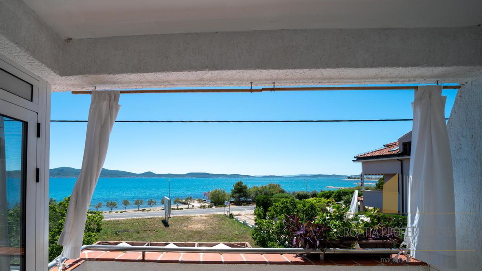 Gut etablierte Pension in attraktiver Lage, erste Reihe am Meer in Sukošan!