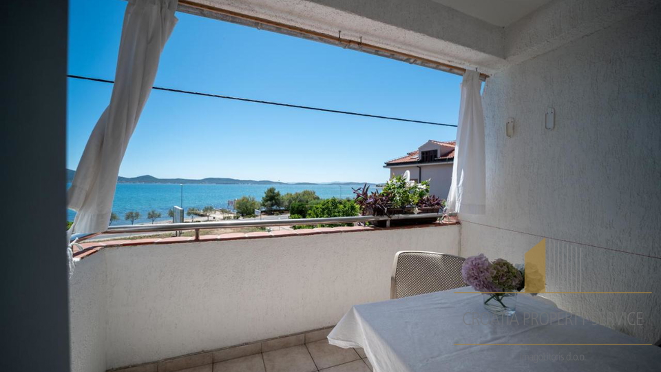 Gut etablierte Pension in attraktiver Lage, erste Reihe am Meer in Sukošan!