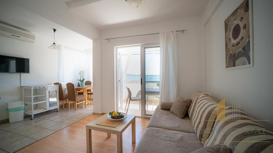 Gut etablierte Pension in attraktiver Lage, erste Reihe am Meer in Sukošan!
