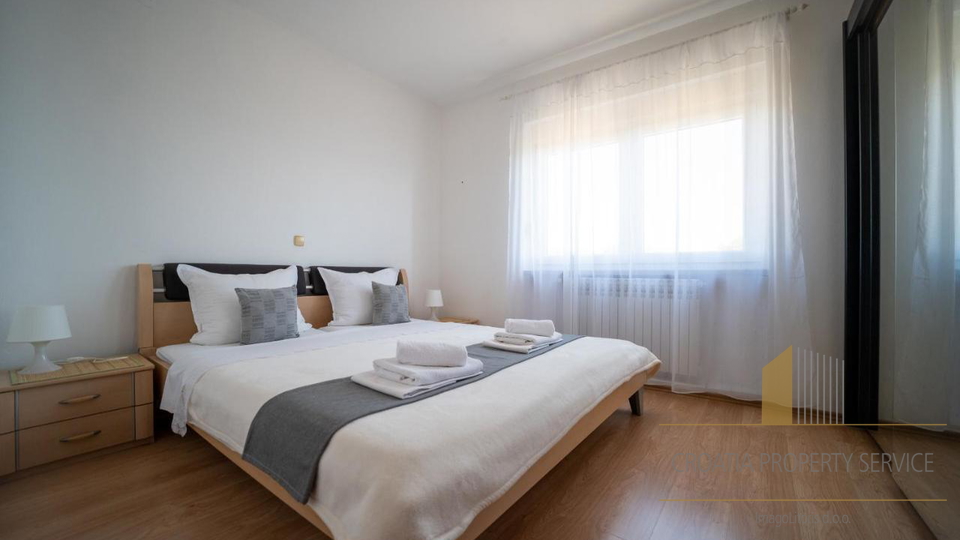 Gut etablierte Pension in attraktiver Lage, erste Reihe am Meer in Sukošan!