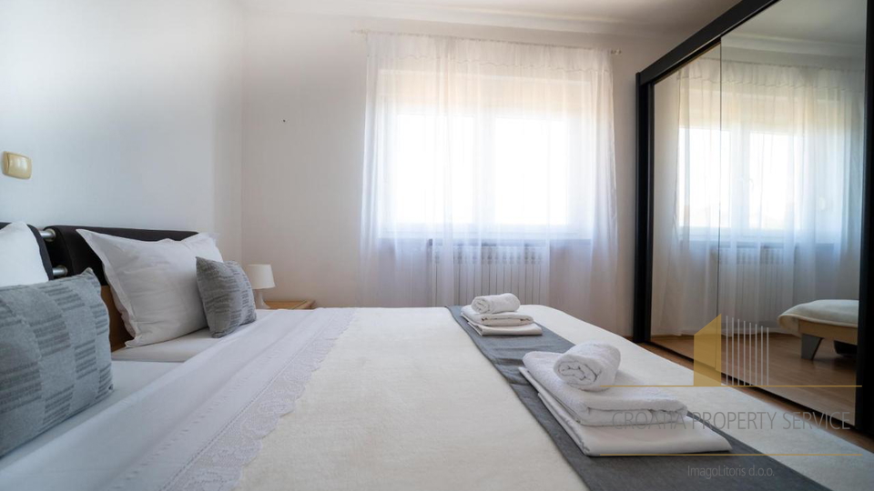 Gut etablierte Pension in attraktiver Lage, erste Reihe am Meer in Sukošan!
