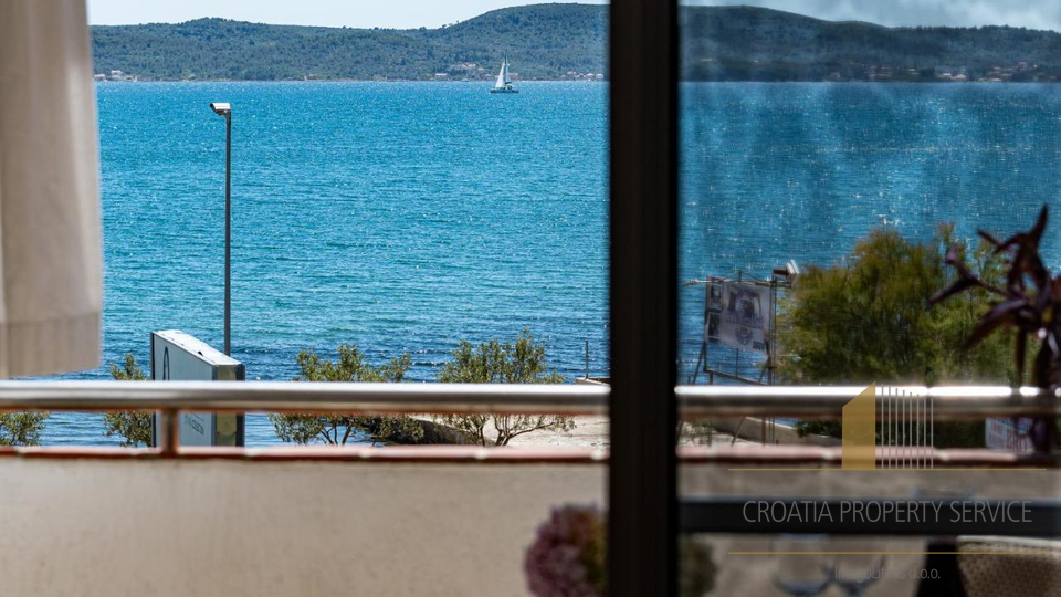 Gut etablierte Pension in attraktiver Lage, erste Reihe am Meer in Sukošan!