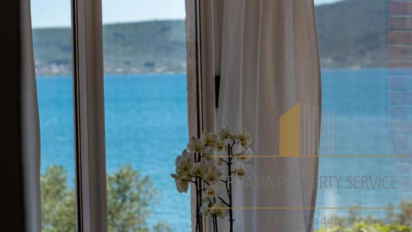 Gut etablierte Pension in attraktiver Lage, erste Reihe am Meer in Sukošan!