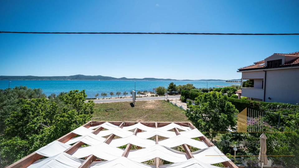 Gut etablierte Pension in attraktiver Lage, erste Reihe am Meer in Sukošan!