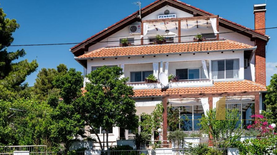 Gut etablierte Pension in attraktiver Lage, erste Reihe am Meer in Sukošan!