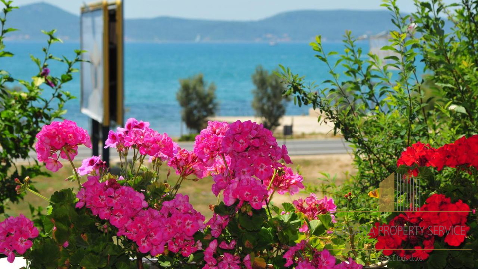 Gut etablierte Pension in attraktiver Lage, erste Reihe am Meer in Sukošan!