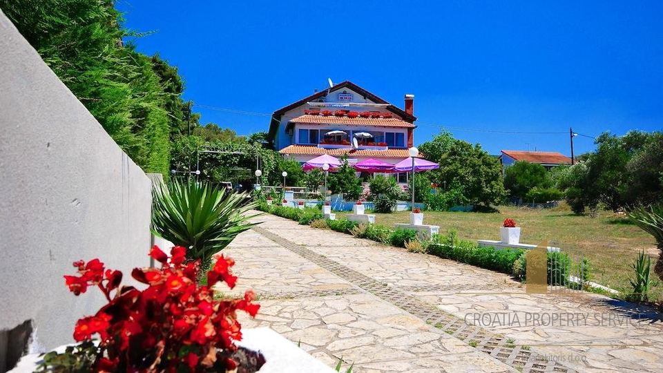 Gut etablierte Pension in attraktiver Lage, erste Reihe am Meer in Sukošan!