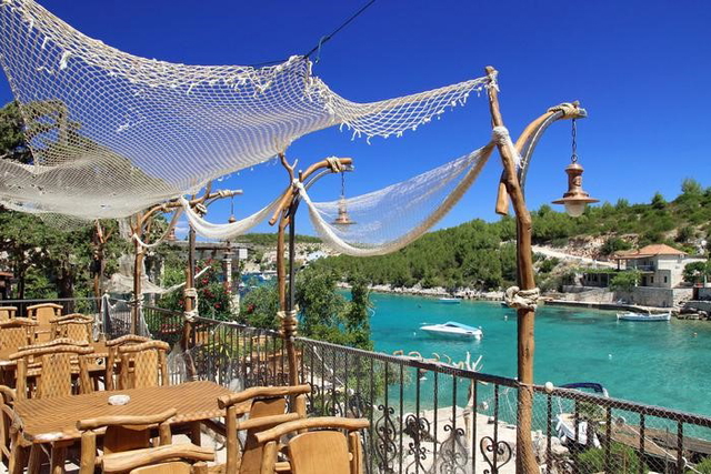 Attractive agricultural land in the OPG zone 70 meters from the sea - Hvar!