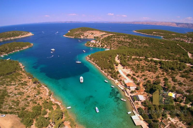 Atraktivno kmetijsko zemljišče v coni OPG 70 m od morja - Hvar!