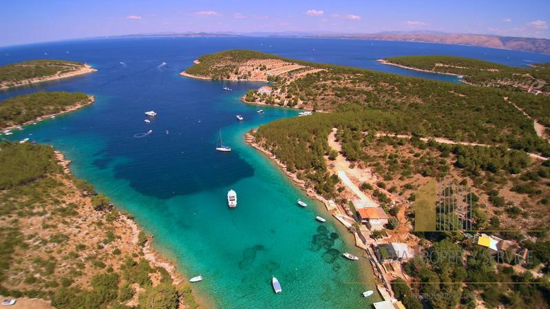 Attractive agricultural land in the OPG zone 70 m from the sea - Hvar!
