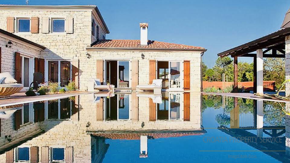 Prekrasna kamena vila s bazenom i prostranom okućnicom - Svetvinčenat, Istra!