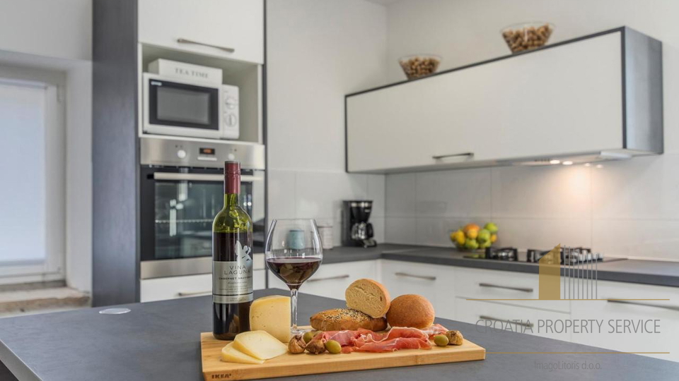 Prekrasna renovirana kamena vila sa velikim imanjem - Lovreč, Istra!