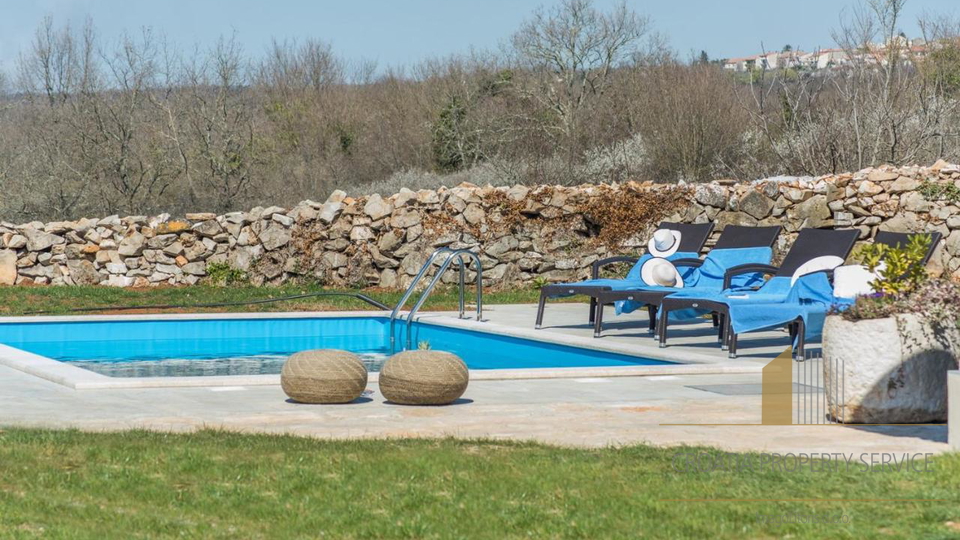 Prekrasna renovirana kamena vila sa velikim imanjem - Lovreč, Istra!