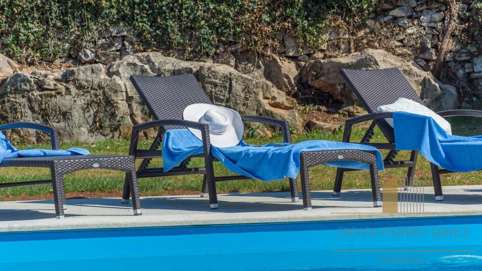 Prekrasna renovirana kamena vila sa velikim imanjem - Lovreč, Istra!