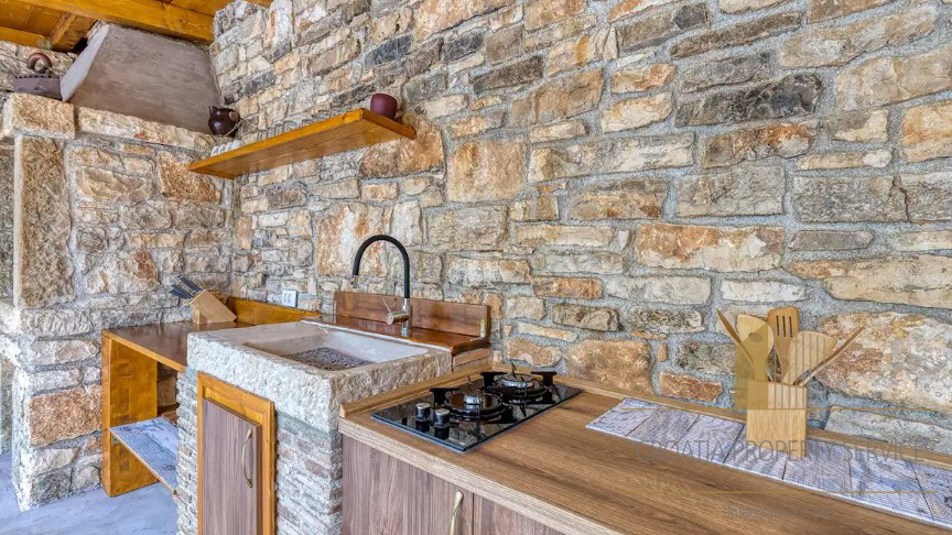 Prekrasna renovirana kamena vila sa velikim imanjem - Lovreč, Istra!