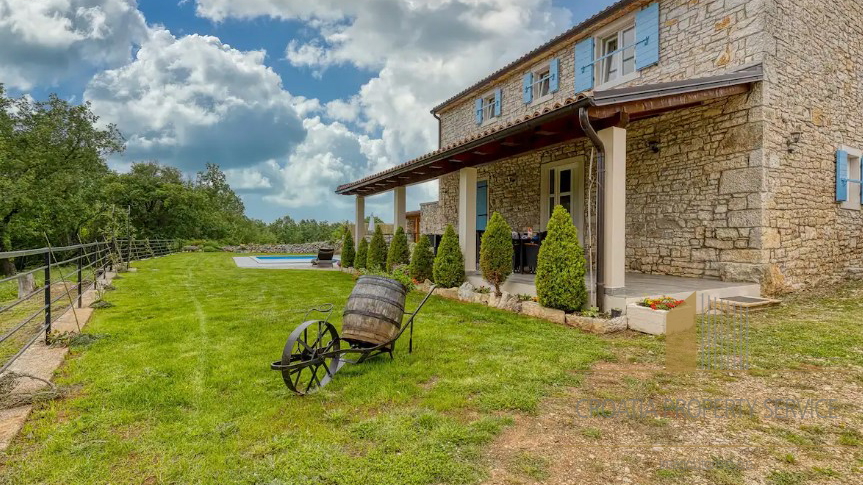 Prekrasna renovirana kamena vila sa velikim imanjem - Lovreč, Istra!