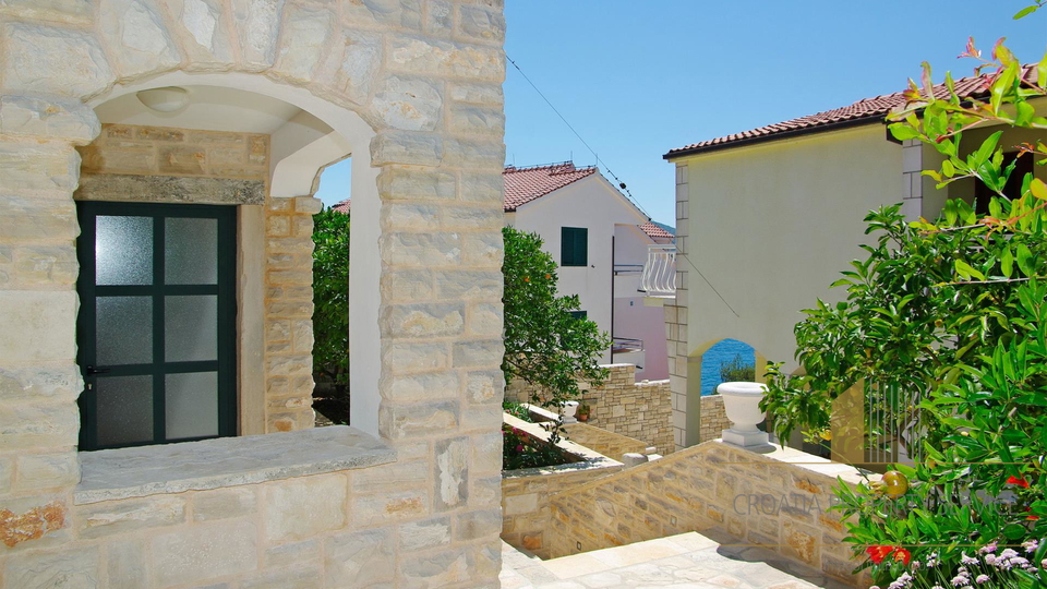 Čudovit butični hotel s 4* na odlični lokaciji 50 m od morja - Vela Luka!