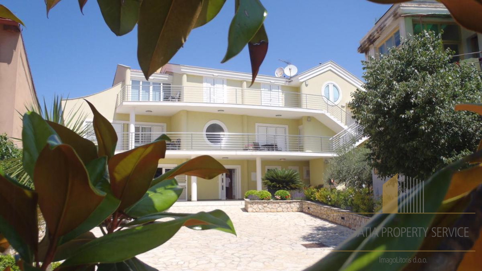 Wunderschöne Apartmentvilla, erste Reihe zum Meer in Zadar!