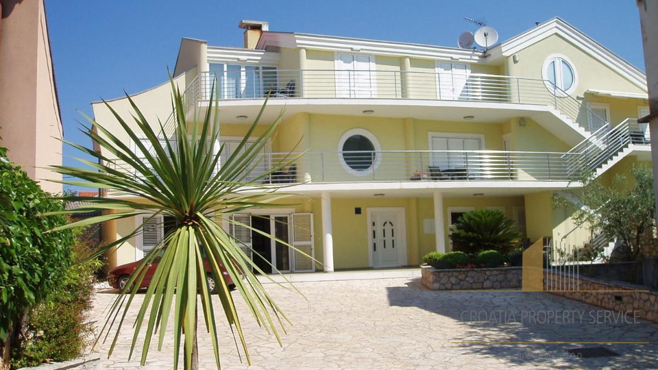 Wunderschöne Apartmentvilla, erste Reihe zum Meer in Zadar!