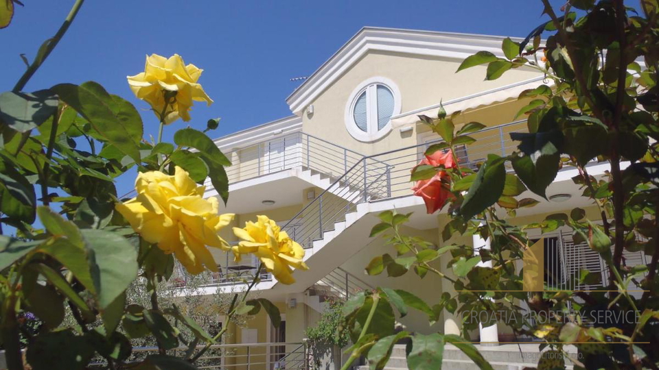 Wunderschöne Apartmentvilla, erste Reihe zum Meer in Zadar!