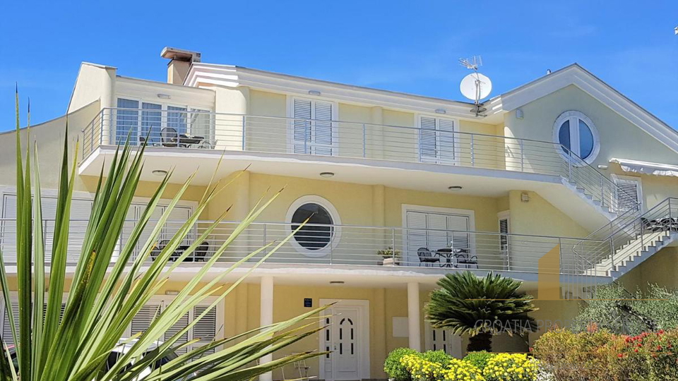 Wunderschöne Apartmentvilla, erste Reihe zum Meer in Zadar!