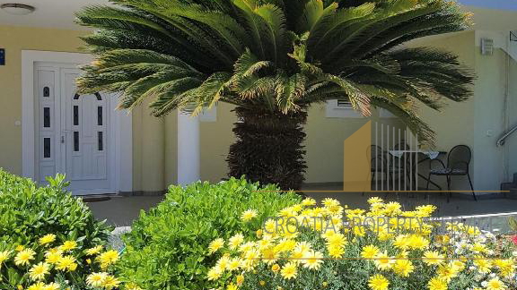 Wunderschöne Apartmentvilla, erste Reihe zum Meer in Zadar!