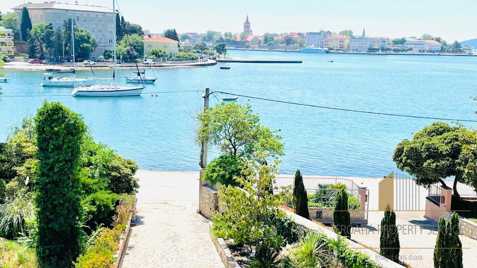 Wunderschöne Apartmentvilla, erste Reihe zum Meer in Zadar!