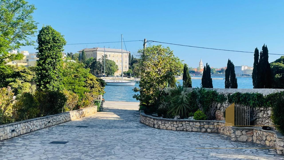 Wunderschöne Apartmentvilla, erste Reihe zum Meer in Zadar!