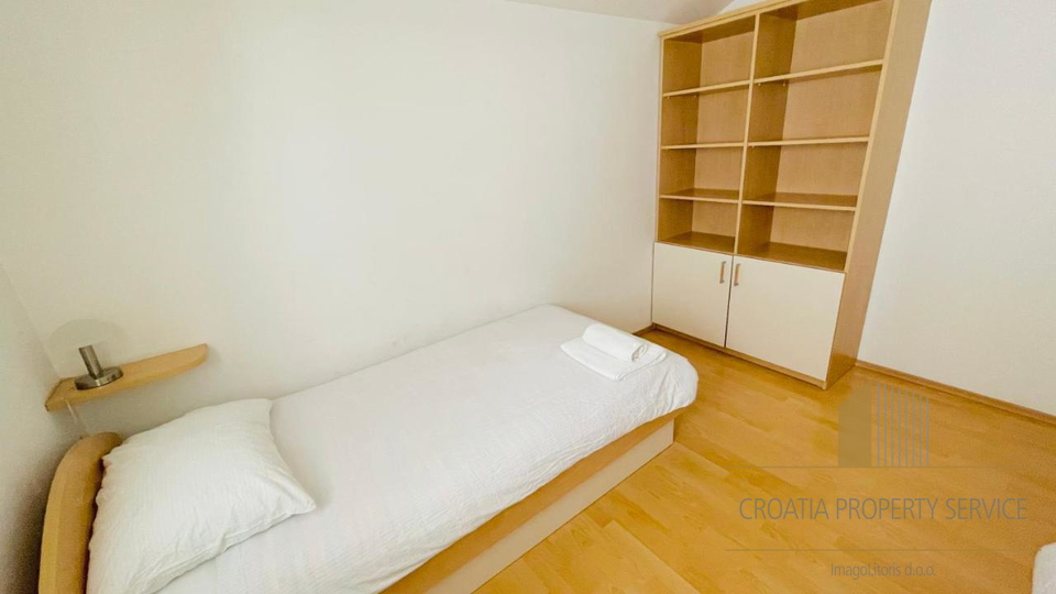 Wunderschöne Apartmentvilla, erste Reihe zum Meer in Zadar!